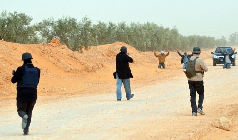تونس: القبض على 12 سورياً حاولوا اجتياز الحدود البرية مع الجزائر نحو البلاد خلسة تونس: القبض على 12 سورياً حاولوا اجتياز الحدود البرية مع الجزائر نحو البلاد خلسة