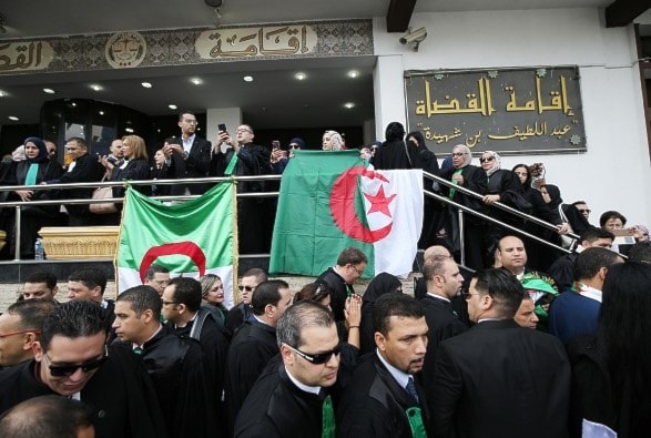 مناوشات بين قضاة وهران وقوات مكافحة الشغب الجزائرية مناوشات بين قضاة وهران وقوات مكافحة الشغب الجزائرية