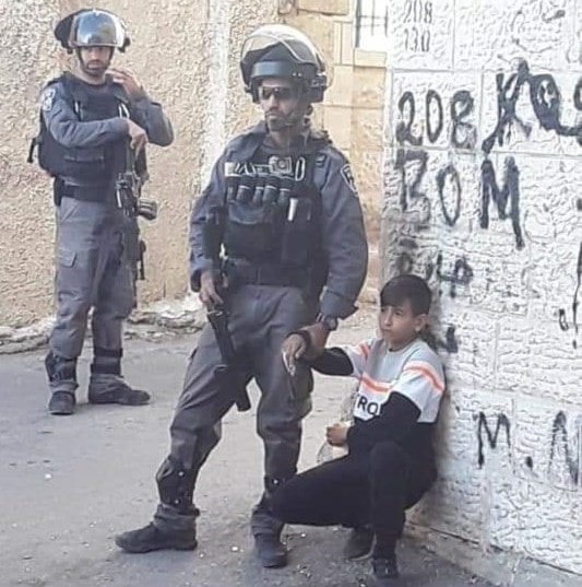 طفل العيسوية في قبضة جنود الاحتلال طفل العيسوية في قبضة جنود الاحتلال