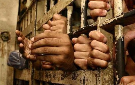 "لوموند" الفرنسية: الإمارات تدير 18 سجناً سرياً في اليمن "لوموند" الفرنسية: الإمارات تدير 18 سجناً سرياً في اليمن