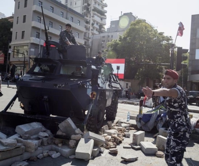 الجيش اللبناني يعيد فتح الطرق التي أغلقها المحتجون اليوم الجيش اللبناني يعيد فتح الطرق التي أغلقها المحتجون اليوم