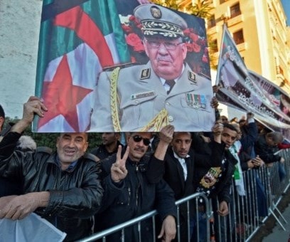 قدم صالح درساً في حب الوطن لا تفهمه الجنرالات أو بعض الذين يخضعون للخارج قدم صالح درساً في حب الوطن لا تفهمه الجنرالات أو بعض الذين يخضعون للخارج