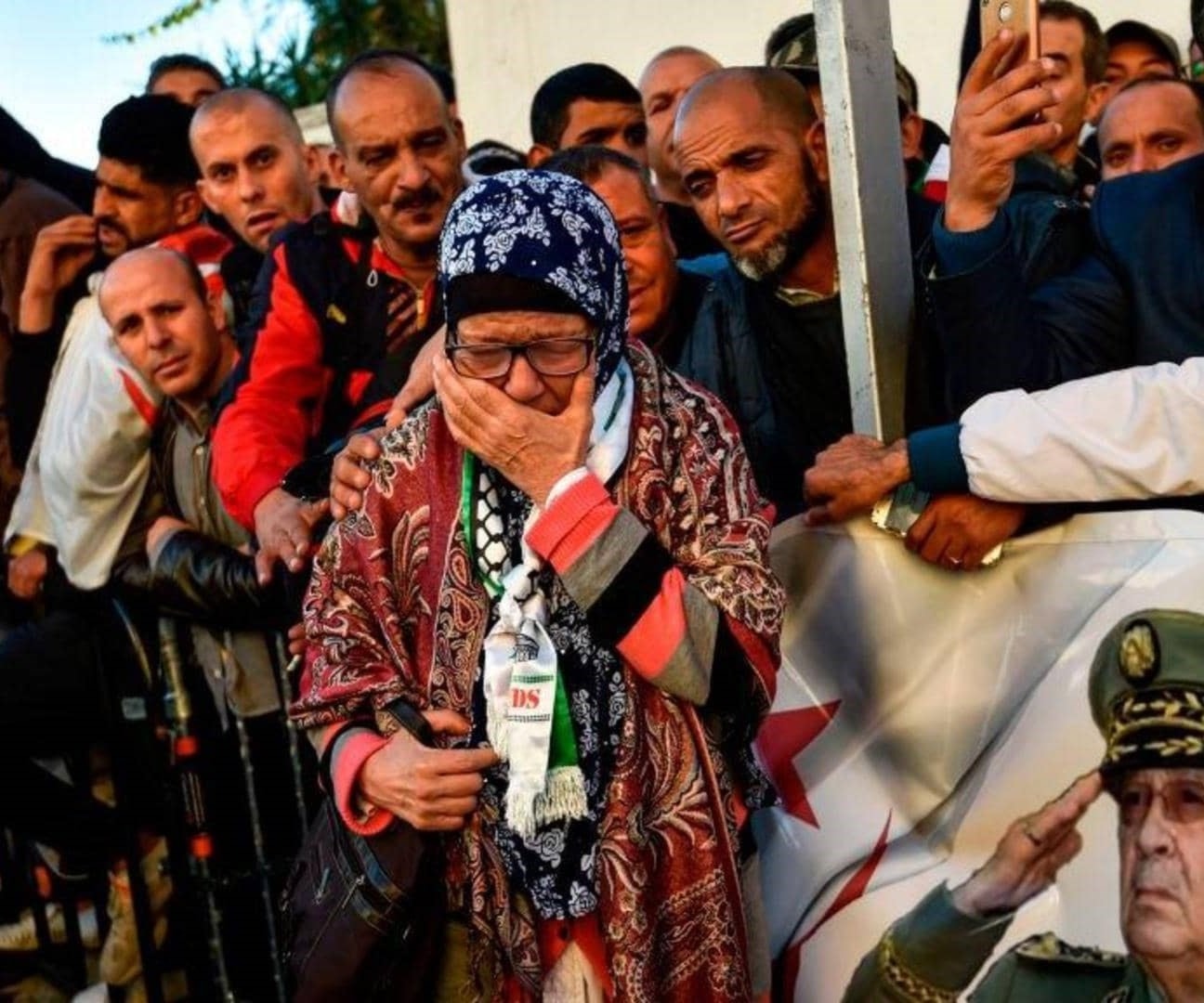 سابِقة لم تشهدها الجزائر.. دموع الرجال سابِقة لم تشهدها الجزائر.. دموع الرجال