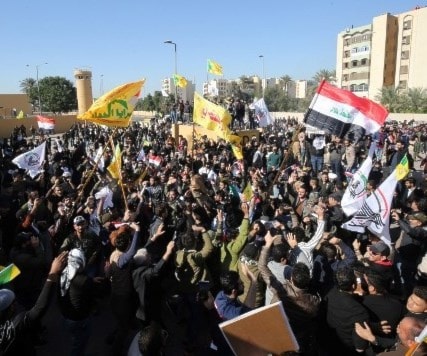متظاهرون عراقيون أمام السفارة الأميركية في بغداد (أ ف ب) متظاهرون عراقيون أمام السفارة الأميركية في بغداد (أ ف ب)