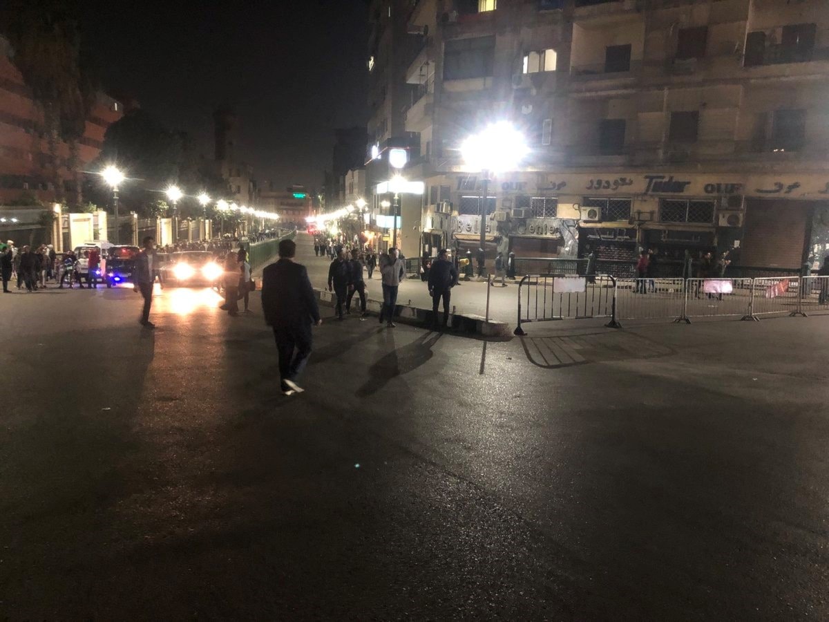 الأجهزة الأمنية تفرض طوقاً أمنياً في محيط التفجير الأجهزة الأمنية تفرض طوقاً أمنياً في محيط التفجير