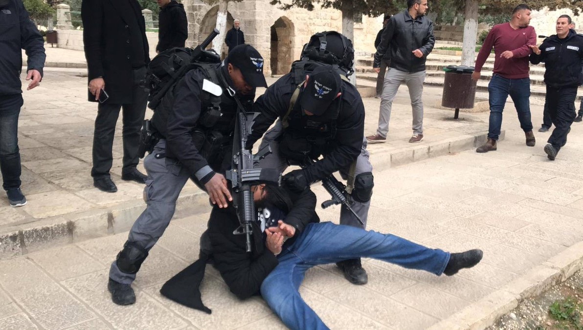 قوات الاحتلال تعتدي بالضرب على المصلين في المسجد الأقصى قوات الاحتلال تعتدي بالضرب على المصلين في المسجد الأقصى