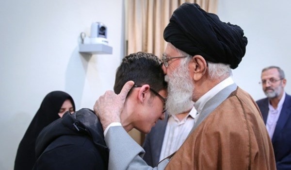 السيد علي الخامنئي خلال استقباله لاعب الشطرنج الناشئ آرين غلامي السيد علي الخامنئي خلال استقباله لاعب الشطرنج الناشئ آرين غلامي