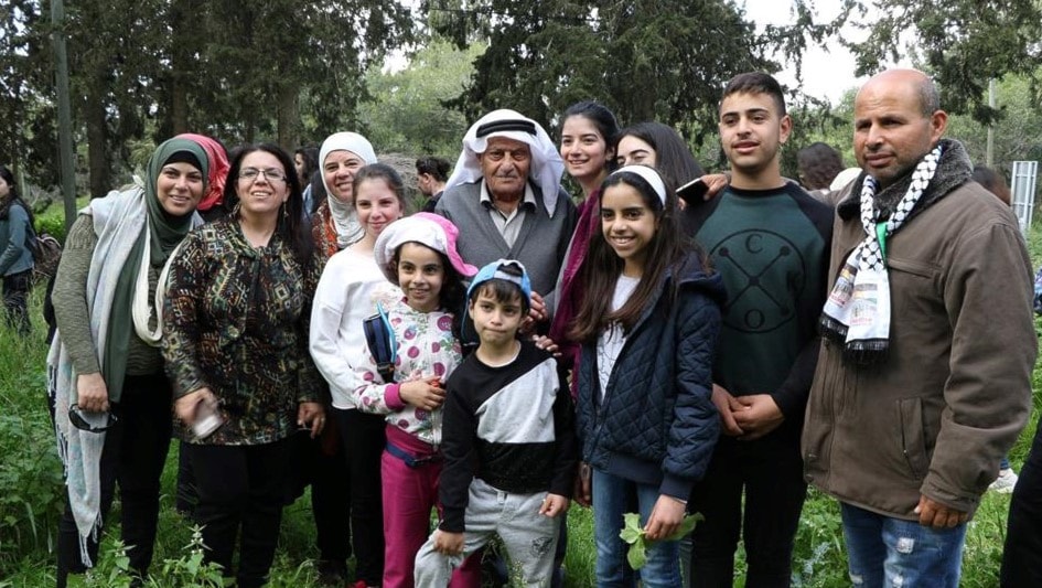 كبار وصغار شاركوا في الجولة إحياء لبلدة مدمرة كبار وصغار شاركوا في الجولة إحياء لبلدة مدمرة
