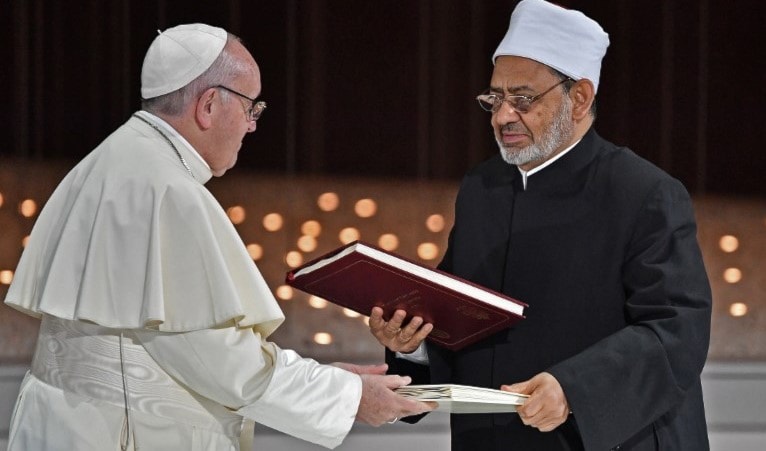 شيخ الأزهر دعا المسلمين إلى احتضان المسيحيين في كل مكان (أ ف ب) شيخ الأزهر دعا المسلمين إلى احتضان المسيحيين في كل مكان (أ ف ب)