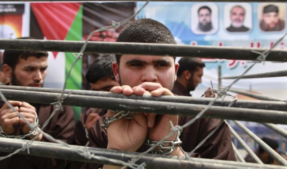الأسرى الفلسطينيون يعلنون الإضراب العام إثر استشهاد أسير داخل سجن ريمون الأسرى الفلسطينيون يعلنون الإضراب العام إثر استشهاد أسير داخل سجن ريمون