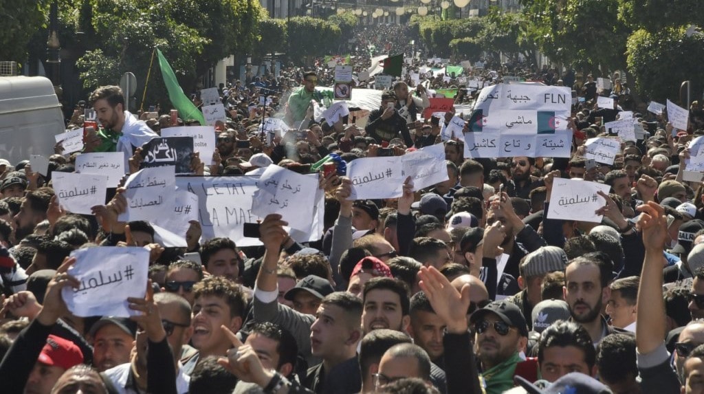 جماهيرية الأحداث وخروج الملايين إلى الشارع كما يحدث اليوم في الجزائر ليسا بديلاً عن وجود أحزاب منظمة وآليات عمل ومؤسسات فاعلة ونخب قادرة ومسؤولة جماهيرية الأحداث وخروج الملايين إلى الشارع كما يحدث اليوم في الجزائر ليسا بديلاً عن وجود أحزاب منظمة وآليات عمل ومؤسسات فاعلة ونخب قادرة ومسؤولة