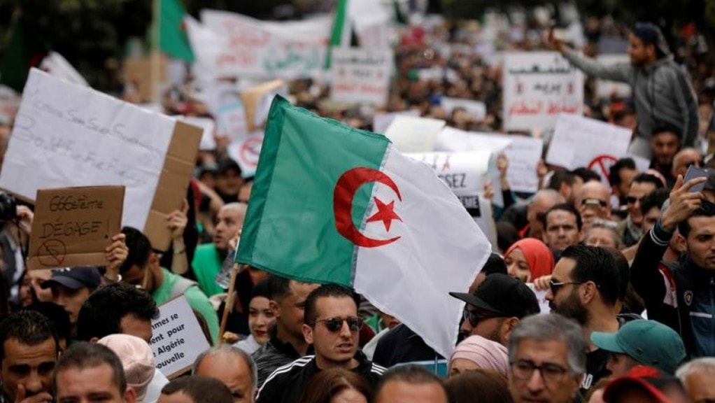 مسيرات شعبية تنطلق في عدد من المدن الجزائرية مسيرات شعبية تنطلق في عدد من المدن الجزائرية