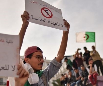 يخرج الجزائريون اليوم إلى الشوارع تعبيراً عن رفضهم للواقع السياسي يخرج الجزائريون اليوم إلى الشوارع تعبيراً عن رفضهم للواقع السياسي