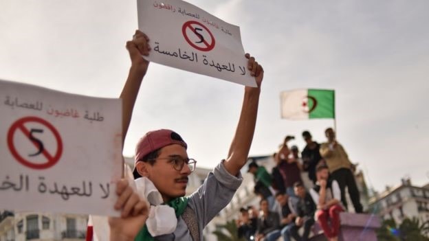 يخرج الجزائريون اليوم إلى الشوارع تعبيراً عن رفضهم للواقع السياسي يخرج الجزائريون اليوم إلى الشوارع تعبيراً عن رفضهم للواقع السياسي