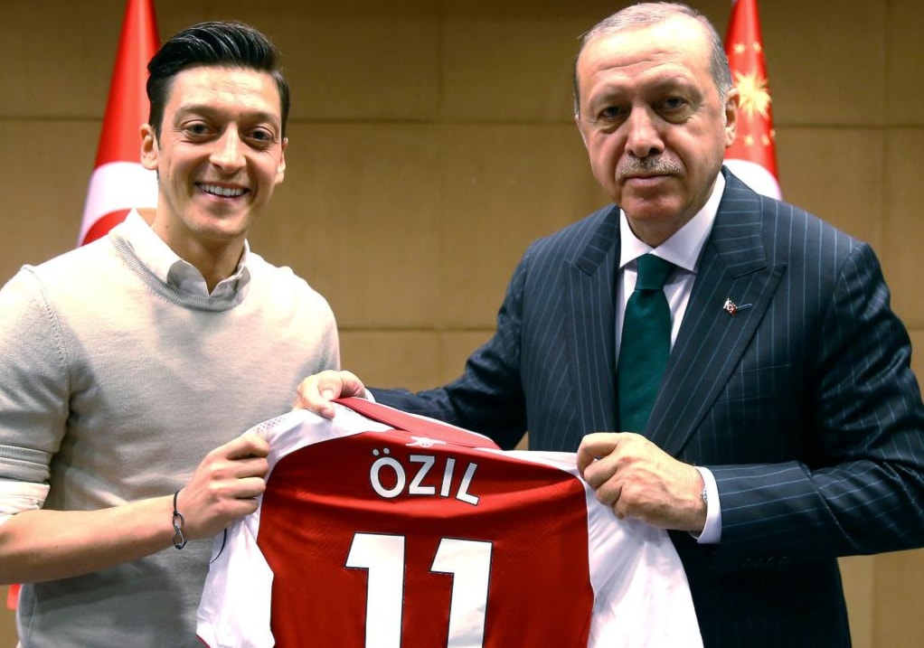 كان أوزيل قد تلقّى انتقادات حادّة بسبب صورة له مع الرئيس التركي العام الماضي كان أوزيل قد تلقّى انتقادات حادّة بسبب صورة له مع الرئيس التركي العام الماضي