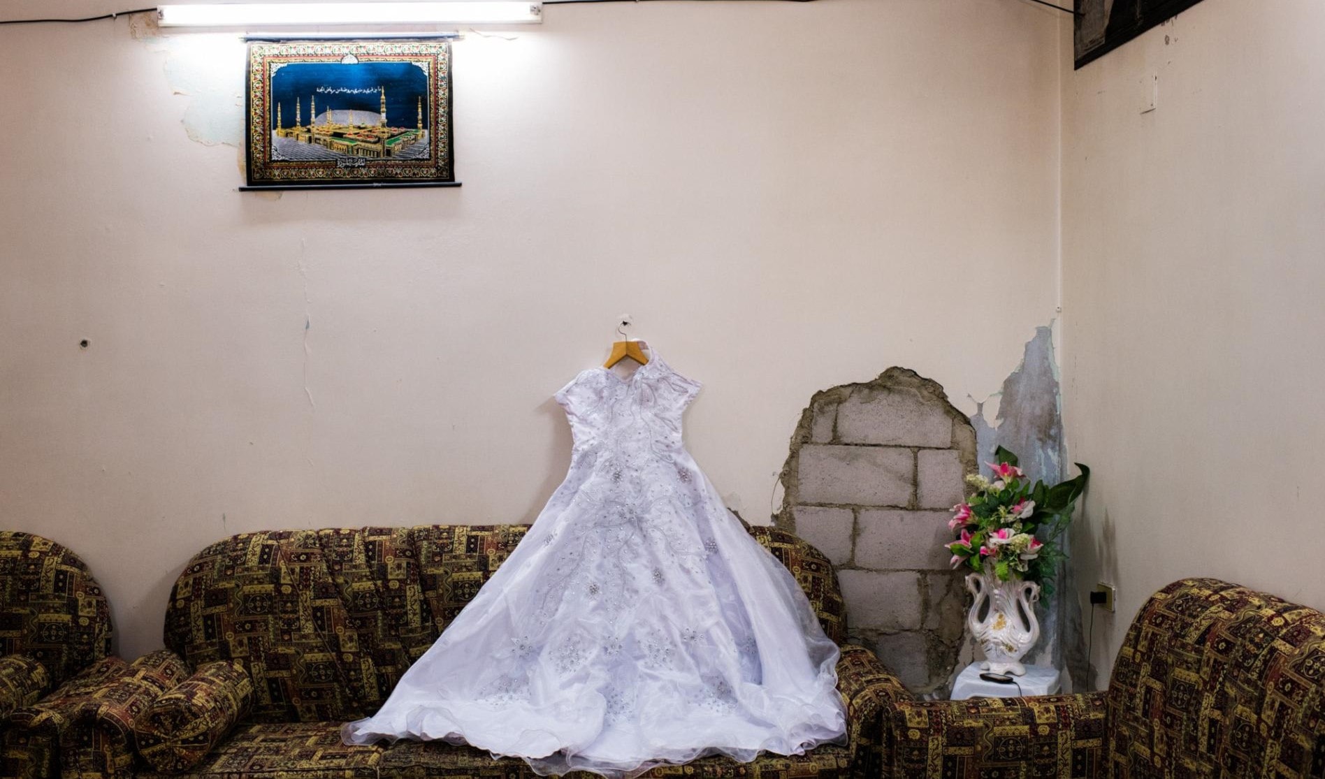 خلف الجدار خلف الجدار