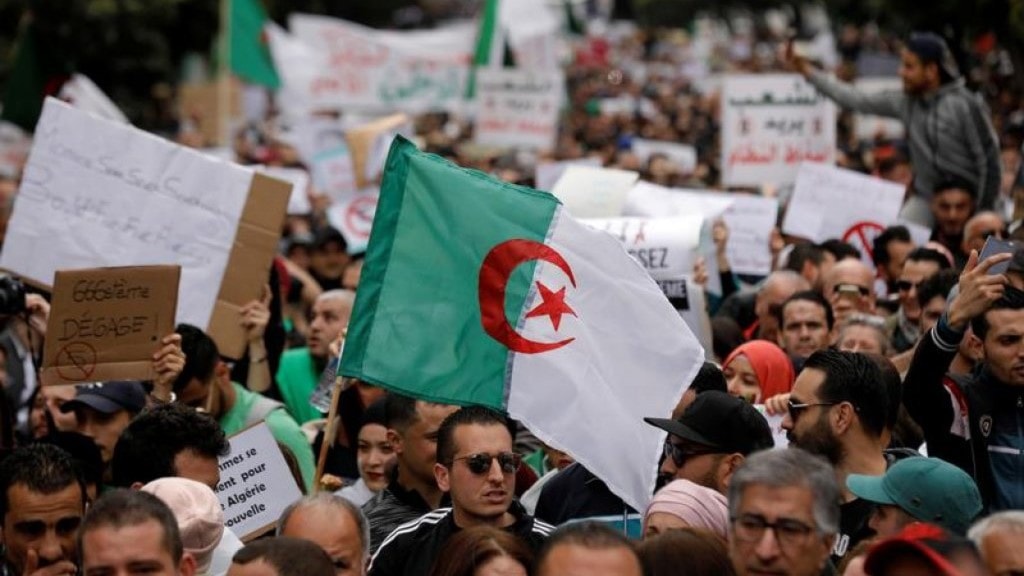 تُظهر الاحتجاجات في الجزائر وردود الفعل عليها أن الانتقال إلى فترة ما بعد الحكم الطويل لبوتفليقة سيصاحبها عدة تقلبات تُظهر الاحتجاجات في الجزائر وردود الفعل عليها أن الانتقال إلى فترة ما بعد الحكم الطويل لبوتفليقة سيصاحبها عدة تقلبات