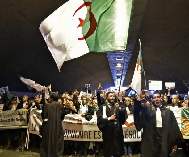هؤلاء الشباب كوّنوا بسلميّتهم ورقيّ أسلوبهم جداراً صلباً يصعب اختراقه لحماية الوطن (أ ف ب) هؤلاء الشباب كوّنوا بسلميّتهم ورقيّ أسلوبهم جداراً صلباً يصعب اختراقه لحماية الوطن (أ ف ب)
