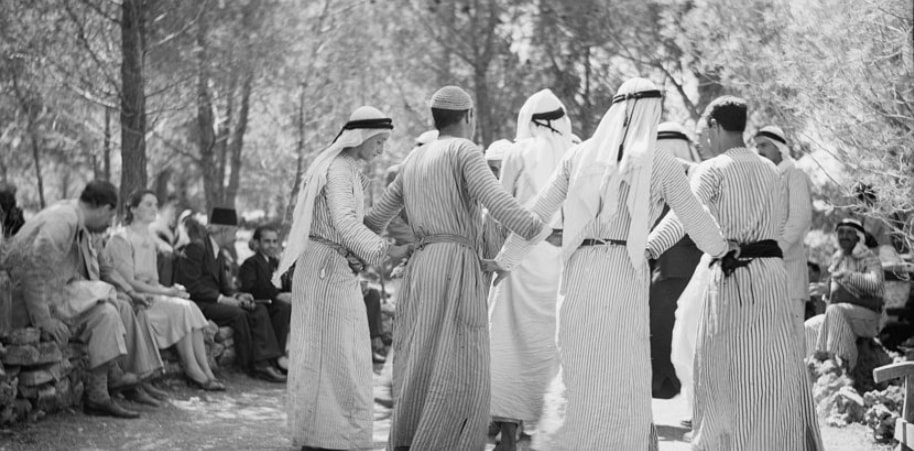 الدبكة من الحياة الاجتماعية لعمواس الدبكة من الحياة الاجتماعية لعمواس