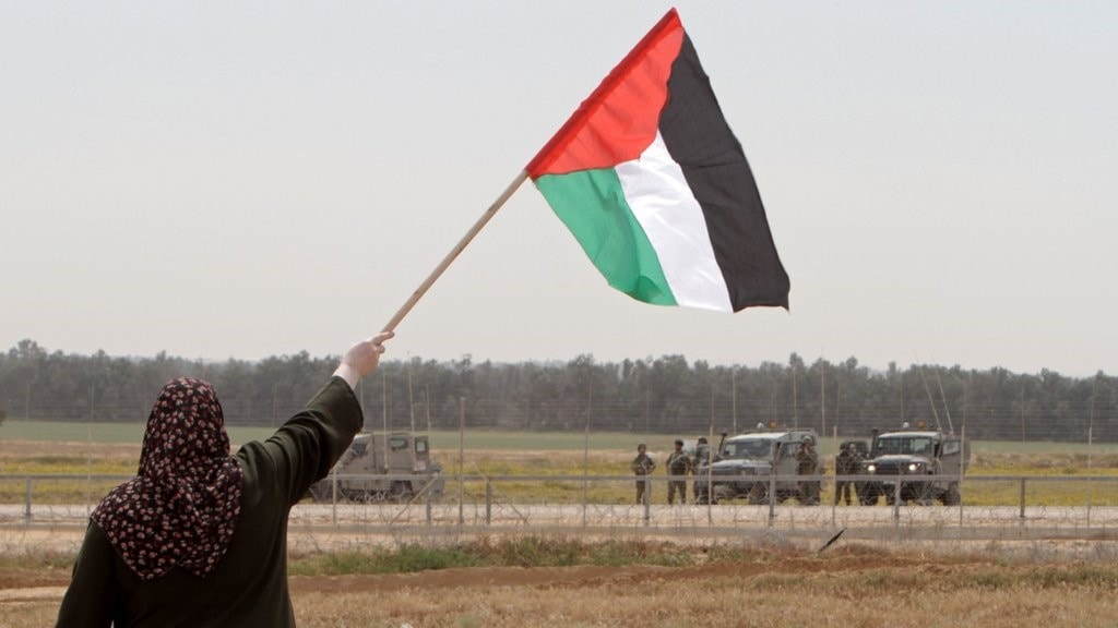 أطفال ونساء ورجال وشيوخ يدفعون من دمهم ثمن أرض عزيزة عليهم ليورّثوها لأولادهم وأطفالهم أطفال ونساء ورجال وشيوخ يدفعون من دمهم ثمن أرض عزيزة عليهم ليورّثوها لأولادهم وأطفالهم
