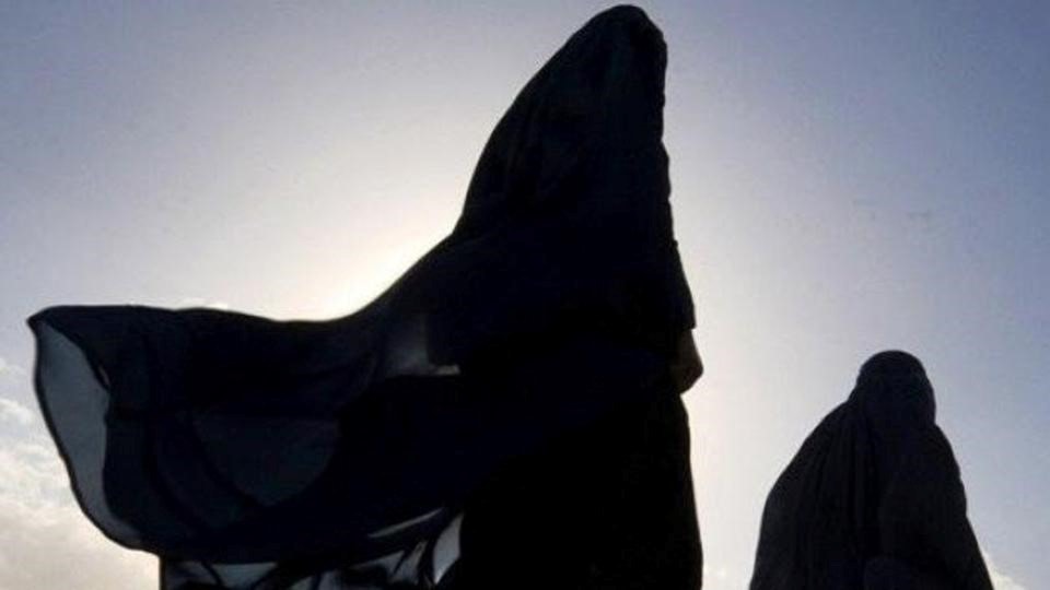 ودعت وسائل دعاية "داعش" النساء إلى "الاستعداد لحماية دينهن عبر التضحية بأنفسهن من أجل الله" ودعت وسائل دعاية "داعش" النساء إلى "الاستعداد لحماية دينهن عبر التضحية بأنفسهن من أجل الله"