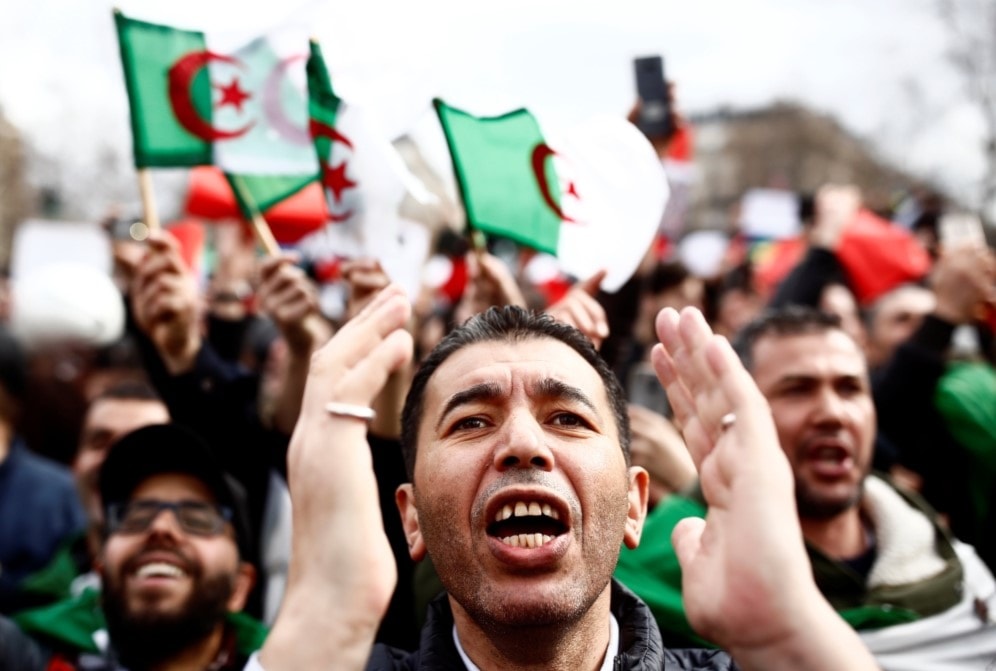 السيناريو الأسوأ هو استغلال الحراك الشعبي للإطاحة بالدولة الجزائرية ودفع الناس لمواجهة الجيش السيناريو الأسوأ هو استغلال الحراك الشعبي للإطاحة بالدولة الجزائرية ودفع الناس لمواجهة الجيش