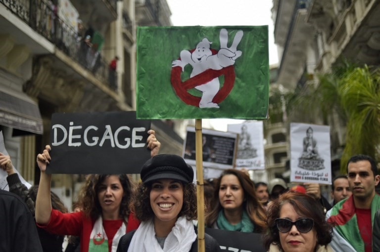 ما تتفق عليه الغالبية العظمى الجزائرية هو أن الحراك يتجاوز الحكم والمعارضة على السواء (أ ف ب) ما تتفق عليه الغالبية العظمى الجزائرية هو أن الحراك يتجاوز الحكم والمعارضة على السواء (أ ف ب)