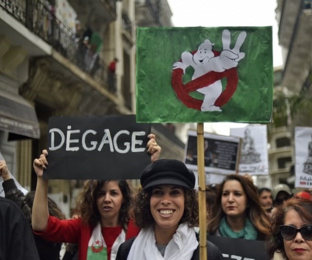 ما تتفق عليه الغالبية العظمى الجزائرية هو أن الحراك يتجاوز الحكم والمعارضة على السواء (أ ف ب) ما تتفق عليه الغالبية العظمى الجزائرية هو أن الحراك يتجاوز الحكم والمعارضة على السواء (أ ف ب)