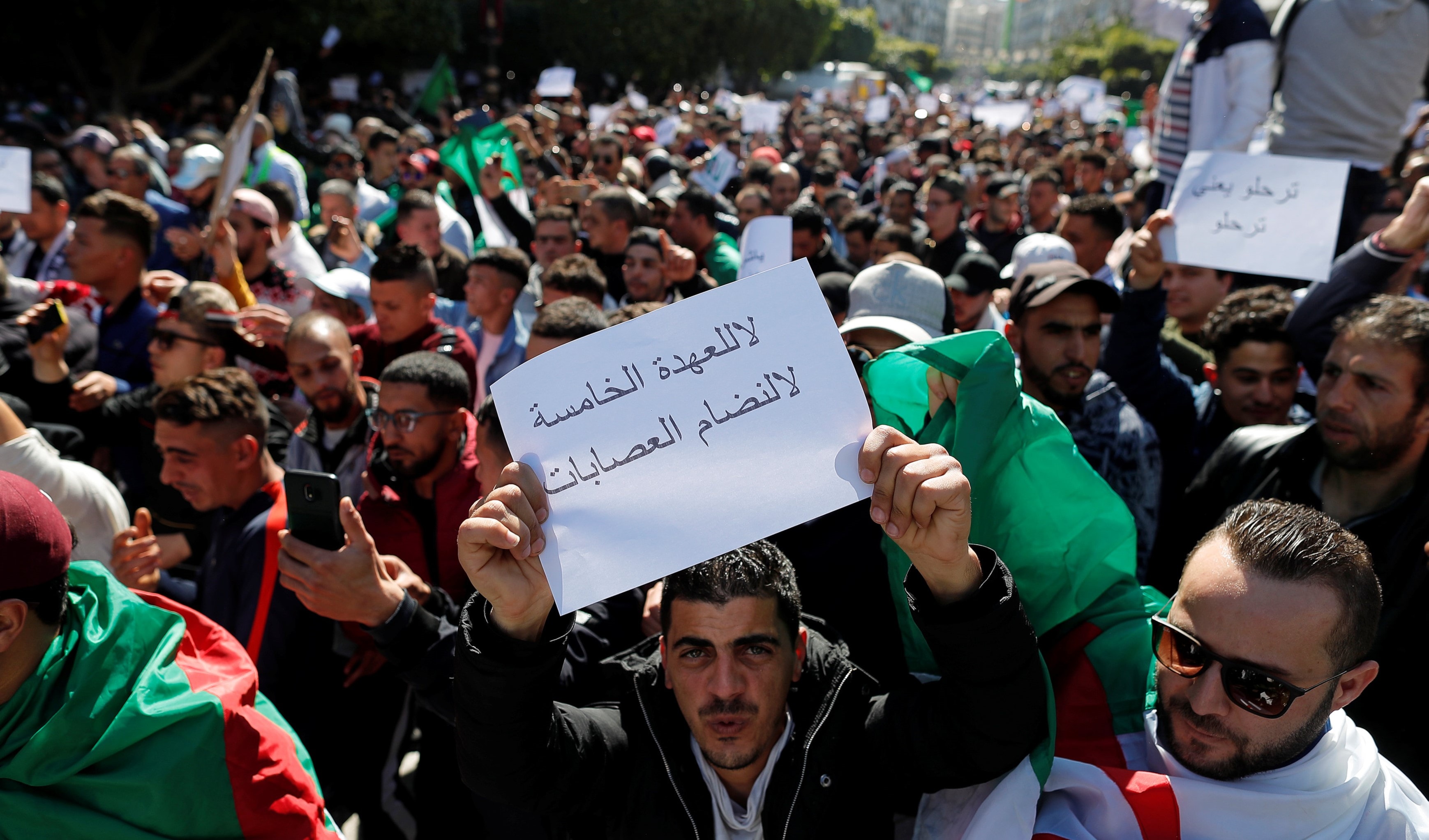 الإسلاميون في الجزائر منقسمون بين أحزاب قانونية وتيارات غير رسميه بعضها صغير ومجهري الإسلاميون في الجزائر منقسمون بين أحزاب قانونية وتيارات غير رسميه بعضها صغير ومجهري