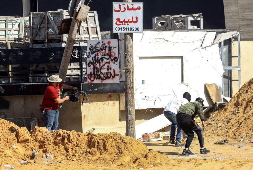 آلاف الأشخاص فرّوا من منازلهم، فيما يجد آخرون أنفسهم عالقين في مناطق النزاع / أ.ف.ب آلاف الأشخاص فرّوا من منازلهم، فيما يجد آخرون أنفسهم عالقين في مناطق النزاع / أ.ف.ب