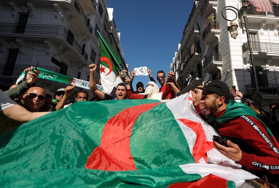 من تظاهرة في العاصمة الجزائر يوم 15 آذار/مارس الماضي / رويترز من تظاهرة في العاصمة الجزائر يوم 15 آذار/مارس الماضي / رويترز