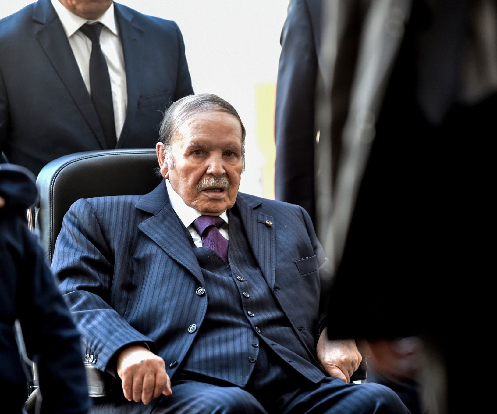 لقد انتهى " الزمن البوتفليقي " من دون أن يسمح لمَن جسّده الرئيس المستقيل "عبد العزيز بوتفليقة " أن يلقي خطابه الأخير أو وداعه الأخير لقد انتهى " الزمن البوتفليقي " من دون أن يسمح لمَن جسّده الرئيس المستقيل "عبد العزيز بوتفليقة " أن يلقي خطابه الأخير أو وداعه الأخير