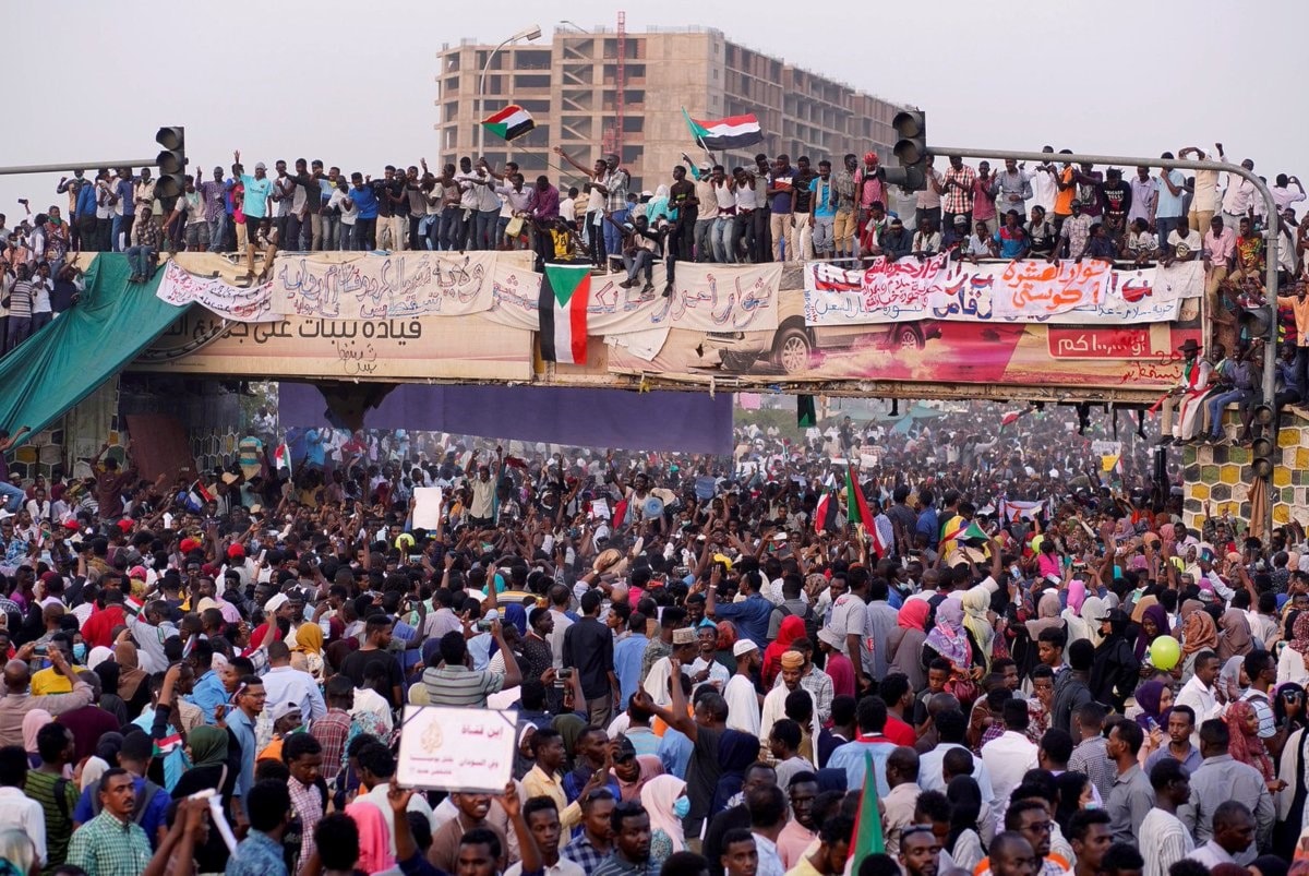 المتغيرات السريعة في السودان لم تستنفر الدول الكبرى فاقتصرت دعواتها على بيانات وتصريحات خجولة تنمّ عن تعاطفها مع الانقلاب العسكري المتغيرات السريعة في السودان لم تستنفر الدول الكبرى فاقتصرت دعواتها على بيانات وتصريحات خجولة تنمّ عن تعاطفها مع الانقلاب العسكري