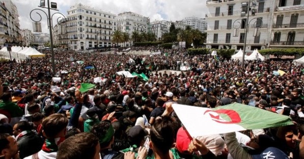 مواجهات بين الشرطة ومتظاهرين خرجوا رفضاً لبقاء رموز عهد بوتفليقة في الحكم مواجهات بين الشرطة ومتظاهرين خرجوا رفضاً لبقاء رموز عهد بوتفليقة في الحكم