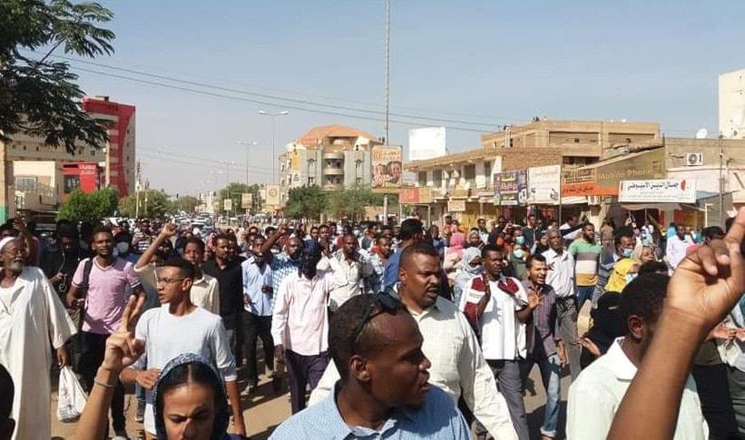 دعا تجمع المهنيين السودانيين إلى الاحتشاد أمام مقر القيادة العامة للجيش بالخرطوم دعا تجمع المهنيين السودانيين إلى الاحتشاد أمام مقر القيادة العامة للجيش بالخرطوم