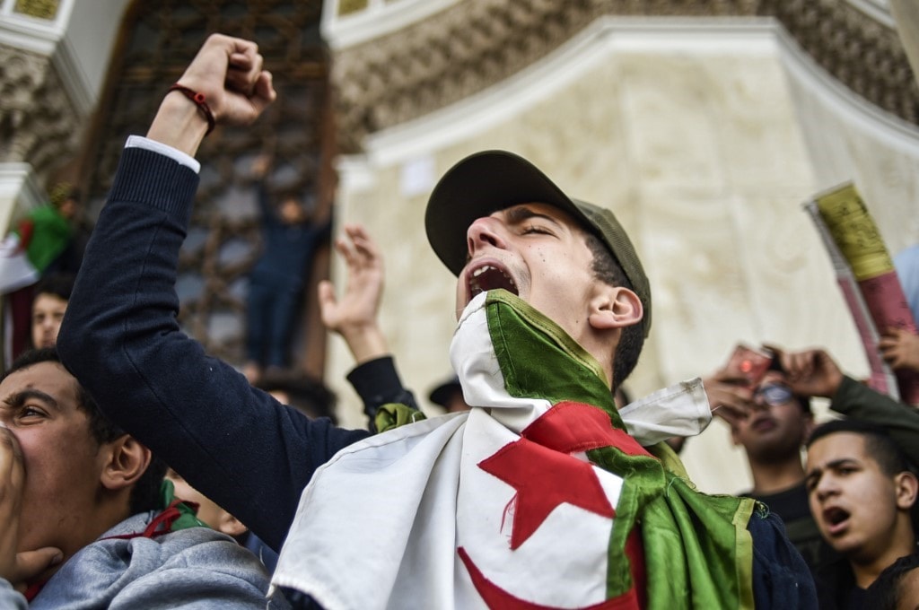 من المظاهرات في الجزائر (أ ف ب) من المظاهرات في الجزائر (أ ف ب)