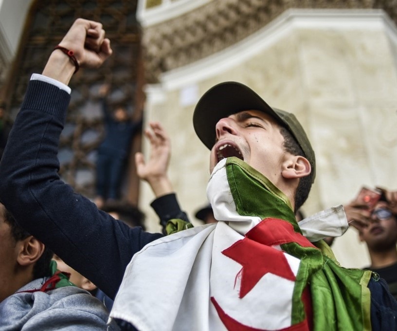 من المظاهرات في الجزائر (أ ف ب) من المظاهرات في الجزائر (أ ف ب)