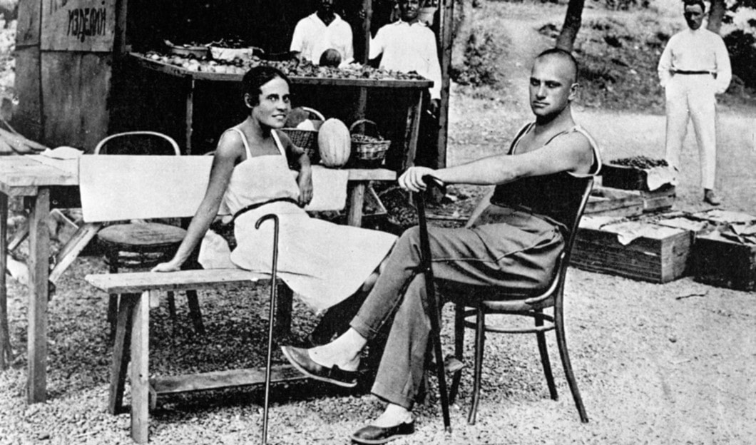 فلاديمير ماياكوفسكي وليليا بريك في العام 1923 - ريا نوفوستي فلاديمير ماياكوفسكي وليليا بريك في العام 1923 - ريا نوفوستي