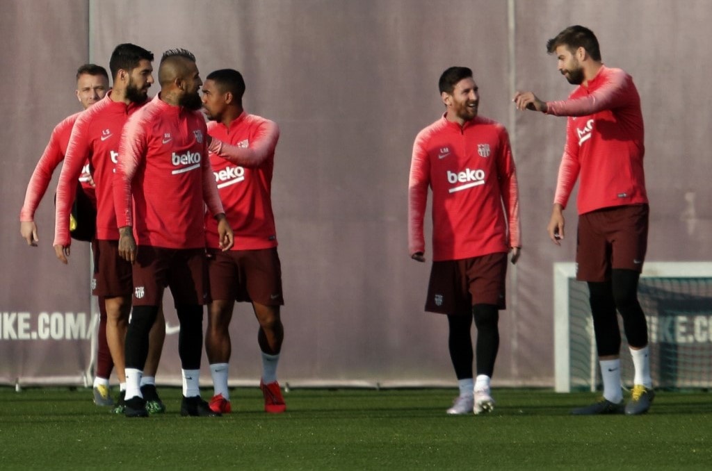 لاعبو برشلونة خلال حصة تدريبية (أ ف ب) لاعبو برشلونة خلال حصة تدريبية (أ ف ب)