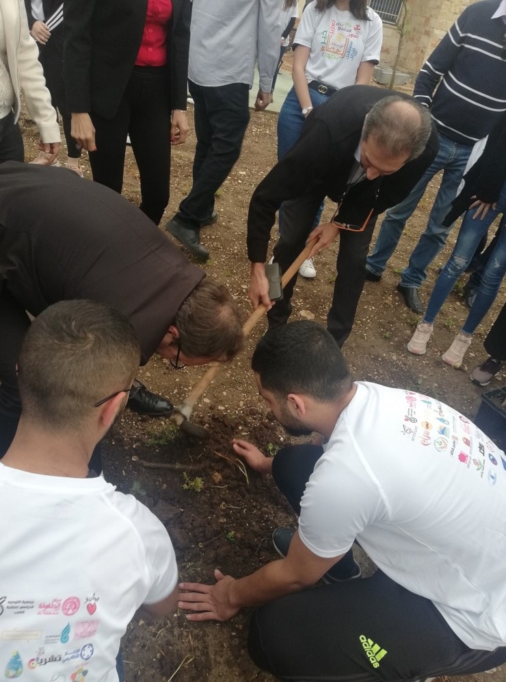 تشارك في زرع شجرة تشارك في زرع شجرة