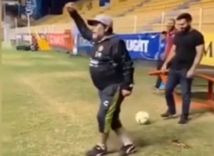 مارادونا محتفلاً بالهدف مارادونا محتفلاً بالهدف