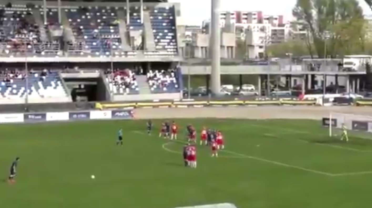 اللاعب مسدّداً الكرة اللاعب مسدّداً الكرة
