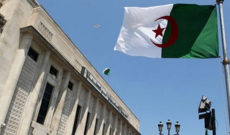 القضاء الجزائري يوقف خمسة رجال أعمال جزئرايين من رموز النظام السابق القضاء الجزائري يوقف خمسة رجال أعمال جزئرايين من رموز النظام السابق