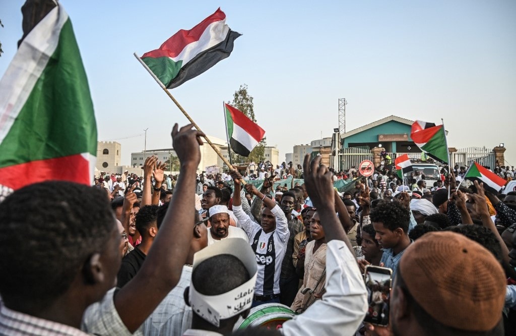 تجمّع المهنيين السودانيين يرفض الاعتراف بالمجلس العسكري الانتقالي تجمّع المهنيين السودانيين يرفض الاعتراف بالمجلس العسكري الانتقالي