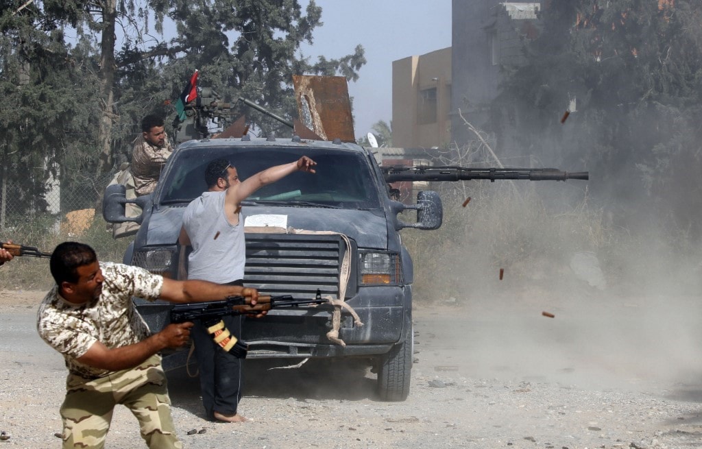 الصورة لمقاتلين من حكومة الوفاق يشتبكون مع قوات حفتر في العاصمة الليبية طرابلس (أ ف ب) الصورة لمقاتلين من حكومة الوفاق يشتبكون مع قوات حفتر في العاصمة الليبية طرابلس (أ ف ب)