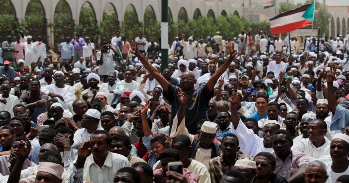لم يعد أمام البشير خيار آخر تحت ضغط تصاعد الاحتجاجات الشعبية لم يعد أمام البشير خيار آخر تحت ضغط تصاعد الاحتجاجات الشعبية