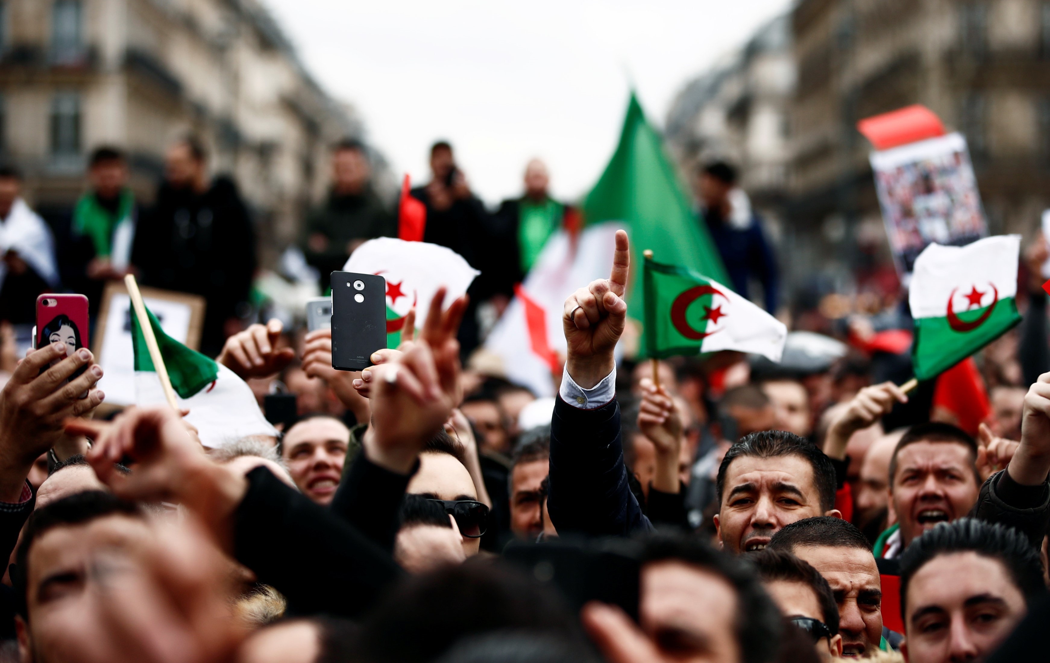 المتظاهرون يشددون على ضرورة الوحدة والتمسك بالمطالب المتظاهرون يشددون على ضرورة الوحدة والتمسك بالمطالب