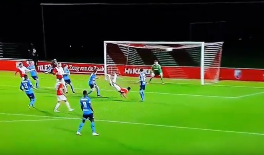 اللاعب مسجّلاً هدفه اللاعب مسجّلاً هدفه
