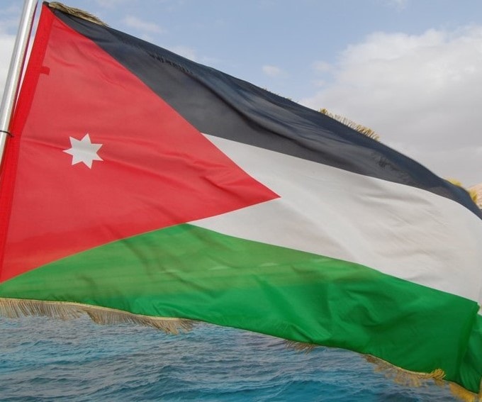 الأزمة السياسية الاقتصادية الاجتماعية التي تعصف بالأردن عميقة، وأهم أسبابها هو استمرار سيطرة القلّة القليلة على مقاليد الحُكم والقرار الأزمة السياسية الاقتصادية الاجتماعية التي تعصف بالأردن عميقة، وأهم أسبابها هو استمرار سيطرة القلّة القليلة على مقاليد الحُكم والقرار