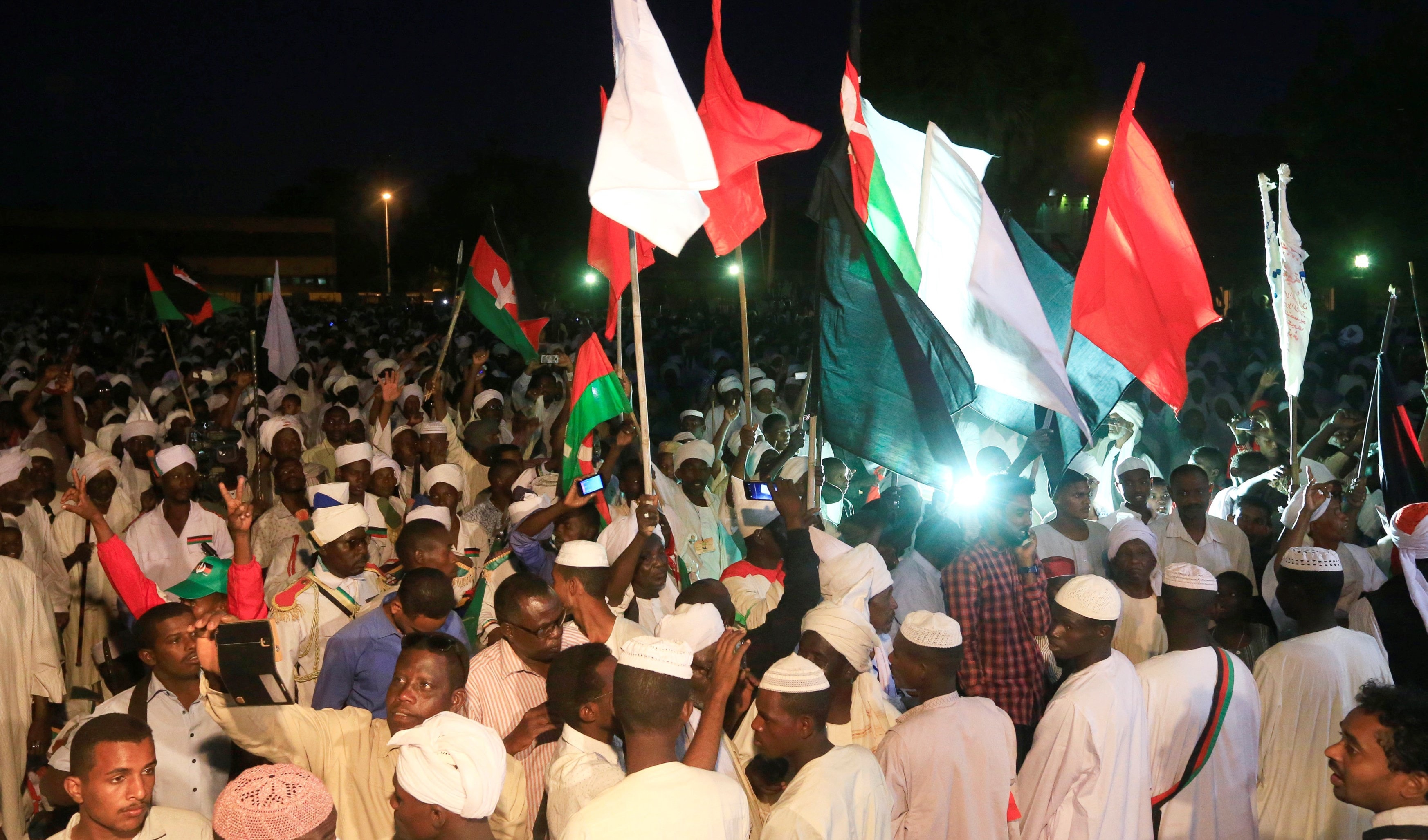 تجمّع المهنيين السودانيين دعا إلى اعتصام القيادة العامة اليوم الإثنين حتى تحقيق المطالب تجمّع المهنيين السودانيين دعا إلى اعتصام القيادة العامة اليوم الإثنين حتى تحقيق المطالب